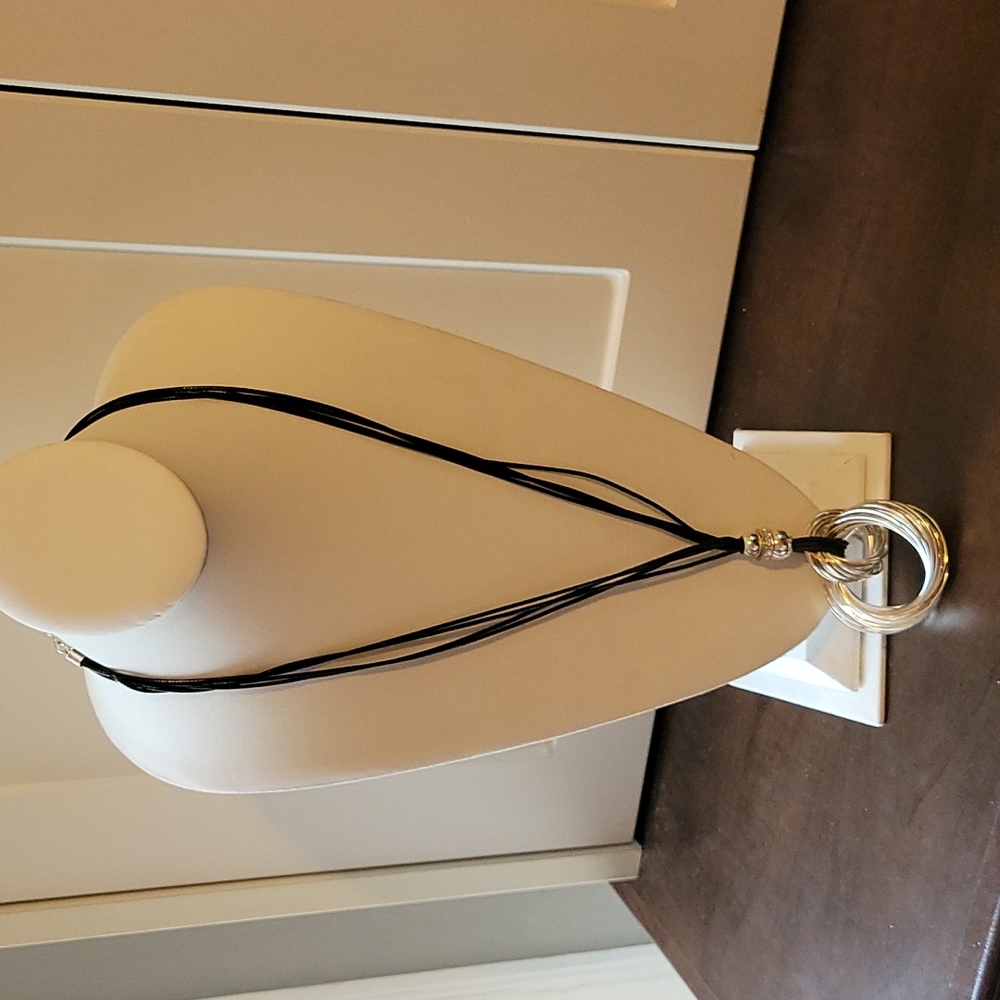 2/40 jewellry. Silver and leather necklace